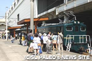 PALEO入線を待つくまがや駅ホーム