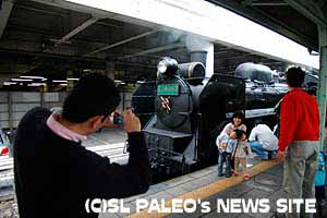 くまがや駅ホームで記念撮影