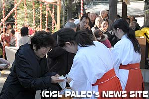 昇殿正式参拝のあとお神酒とお守りを