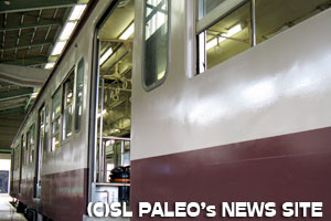 むかしの秩父鉄道カラーに塗装中の1000系電車