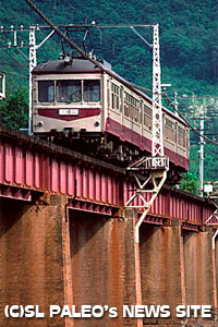 秩父鉄道カラーの100形電車