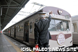 駅長さんの合図で出発進行！