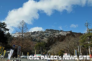 雪が積もった宝登山