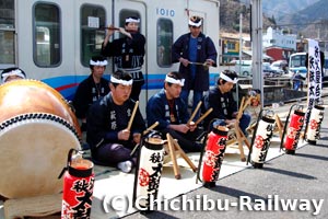 秩父屋台囃子の演奏 (三峰口駅ホーム)