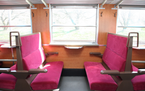 The seats in Paleo Express passenger cars are four-person box seats. Smoking is prohibited on the Paleo Express.