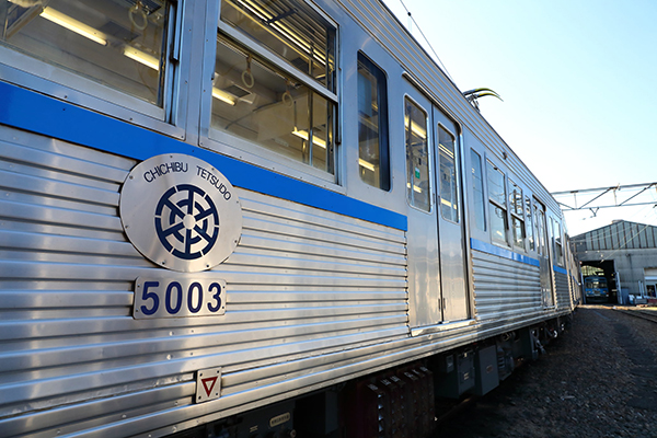 側面の青帯は当時の塗装色へ変更