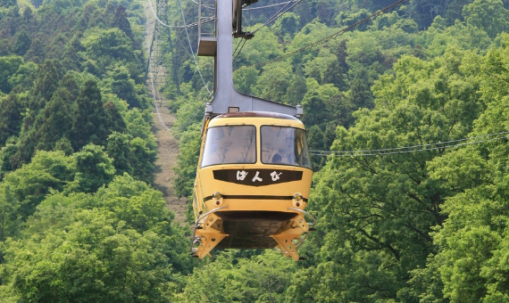 乘坐宝登山索道缆车