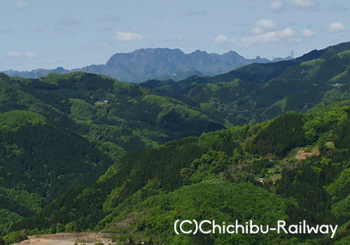 宝登山山頂からのぞむ両神山